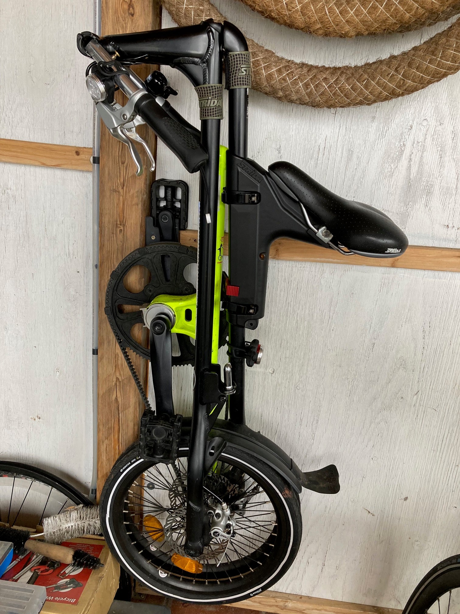 Supporto a parete per bicicletta pieghevole Strida Ottimizza il tuo