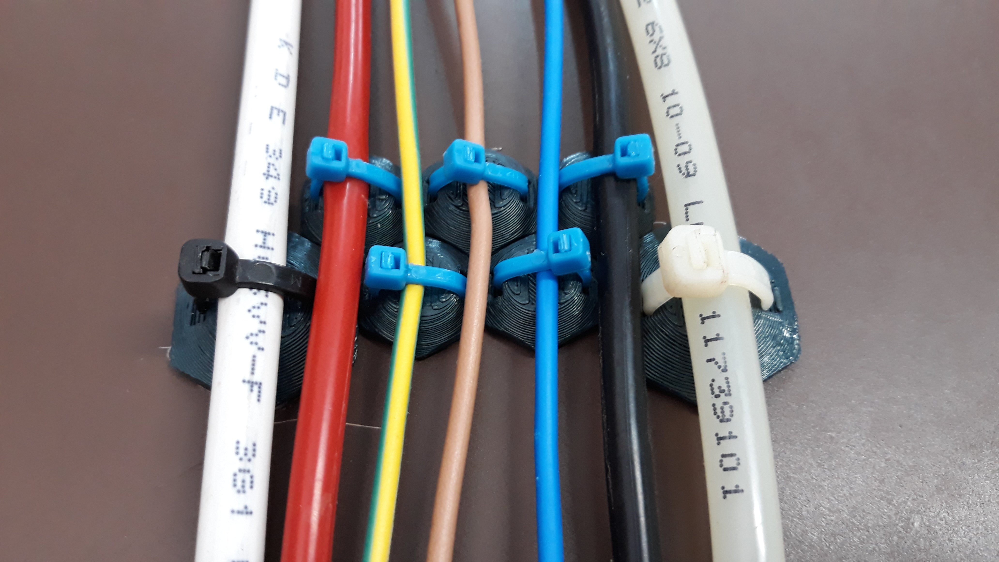 Fermacavi esagonali per la gestione di fili e tubi