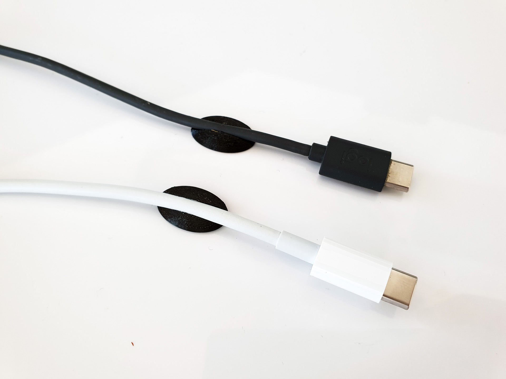 Portacavi da tavolo per Apple Macbook Pro e altri cavi