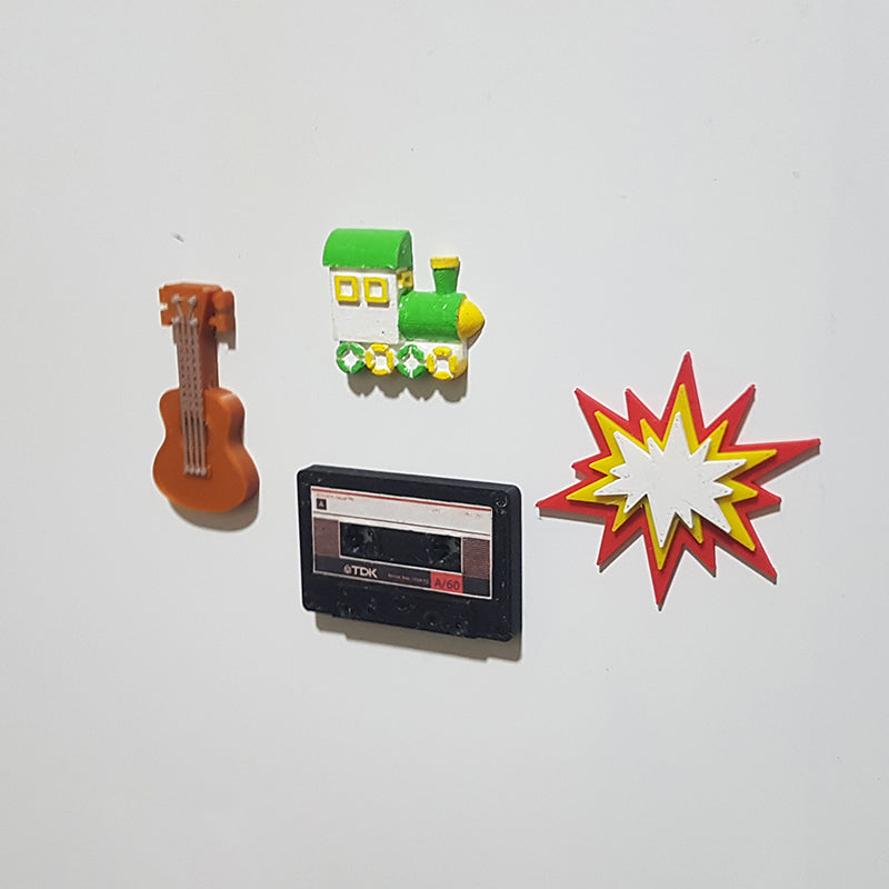 Magneti da frigo per treni e chitarre dipinti a mano con modello di cassetta