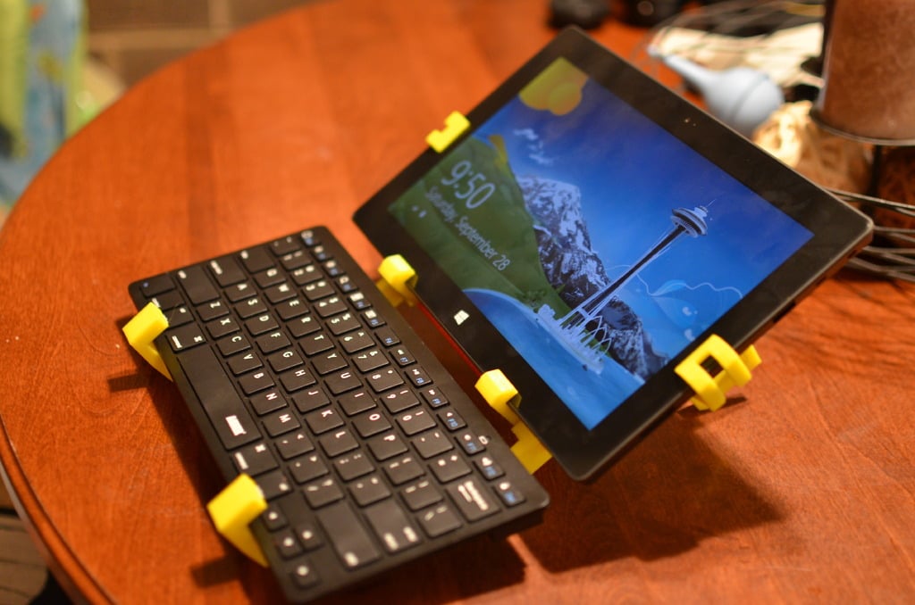 Supporto da appendere per tablet Microsoft Surface RT V2 con mini tastiera Bluetooth ultra sottile Anker