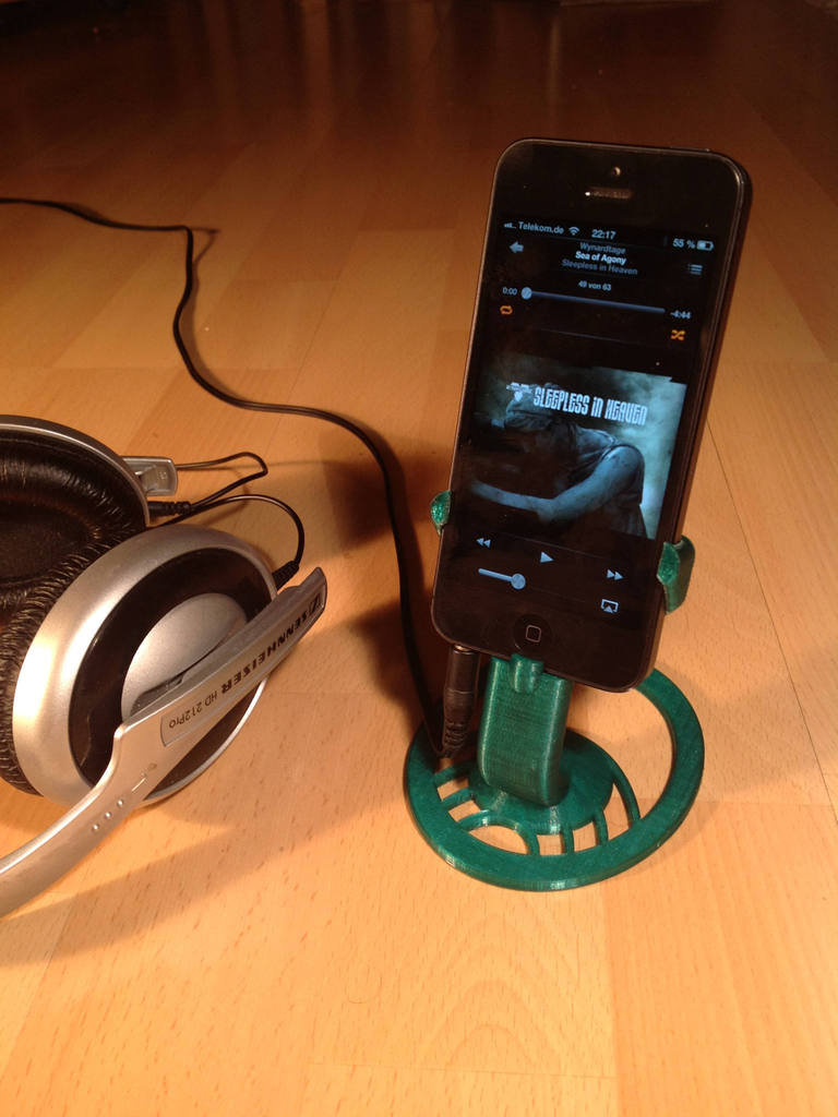 Supporto per iPhone 5 con spazio per il cavo audio