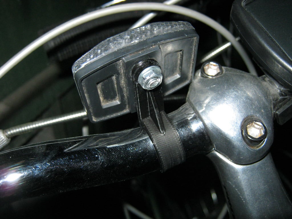 Supporto flessibile per riflettore da bicicletta per manubrio