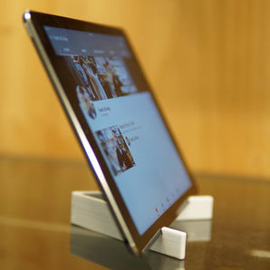 Supporto portatile per iPad con cerniera funzionale