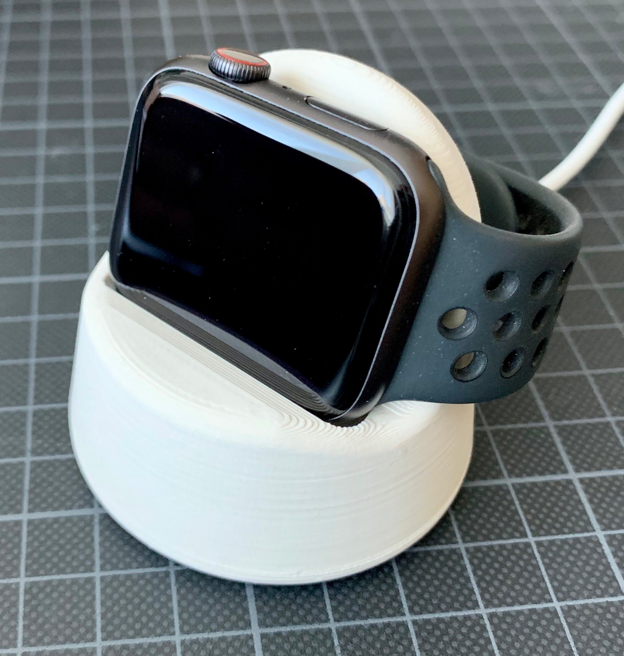 Supporto per Apple Watch con gestione dei cavi nascosta e fondo antiscivolo