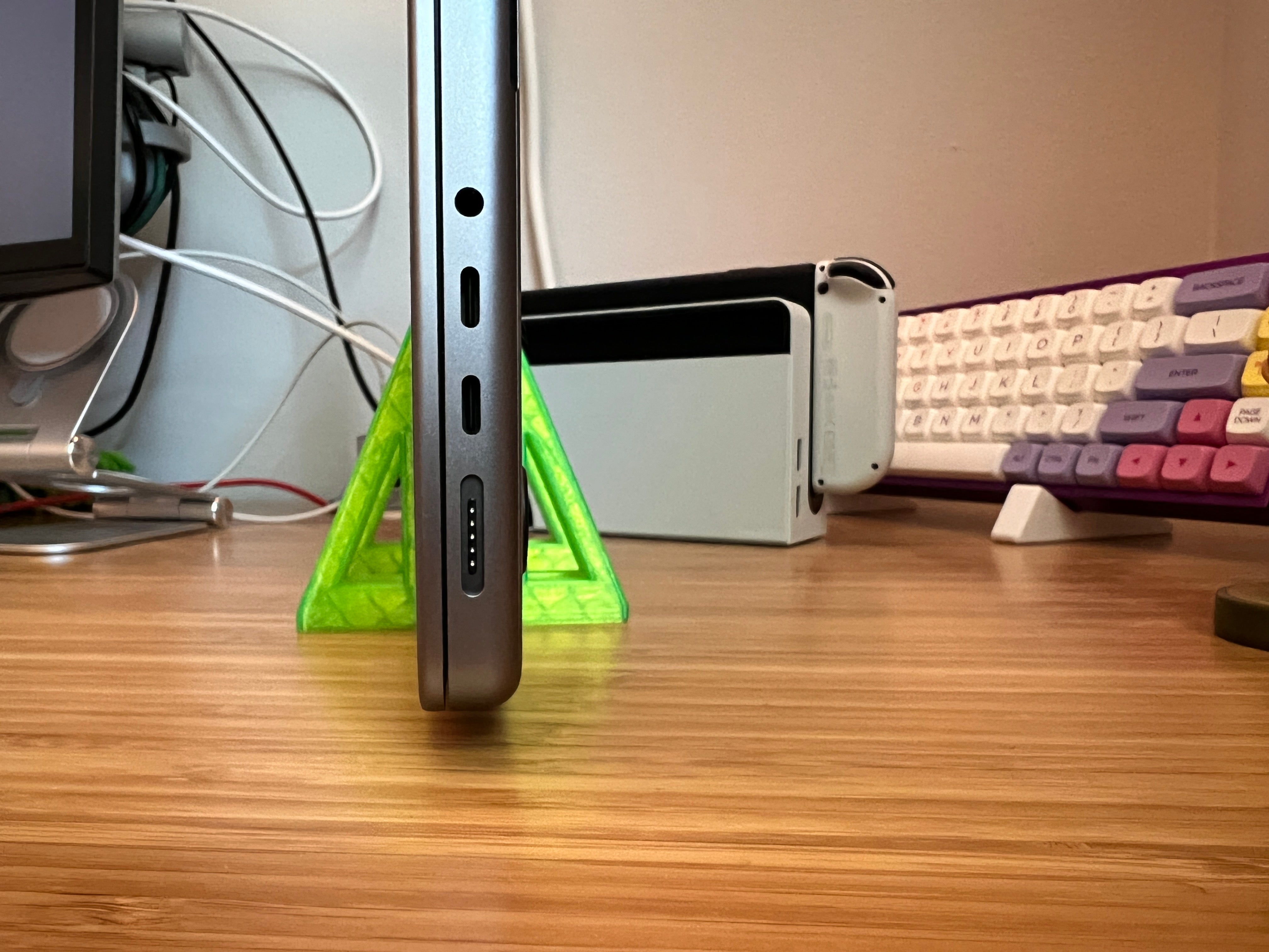 Supporto verticale per Macbook Pro 14'
