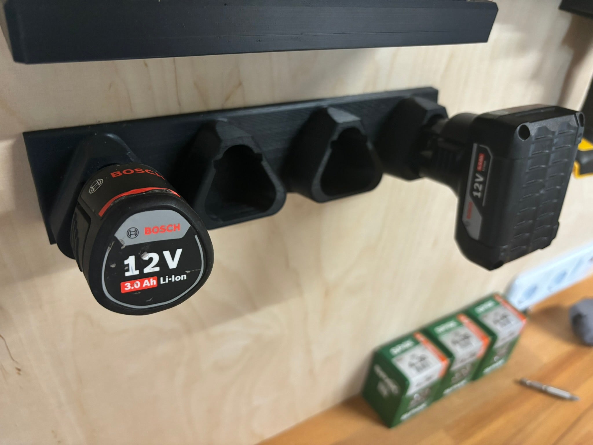 Bosch 12V Montaggio a Muro per Batterie e Attrezzi