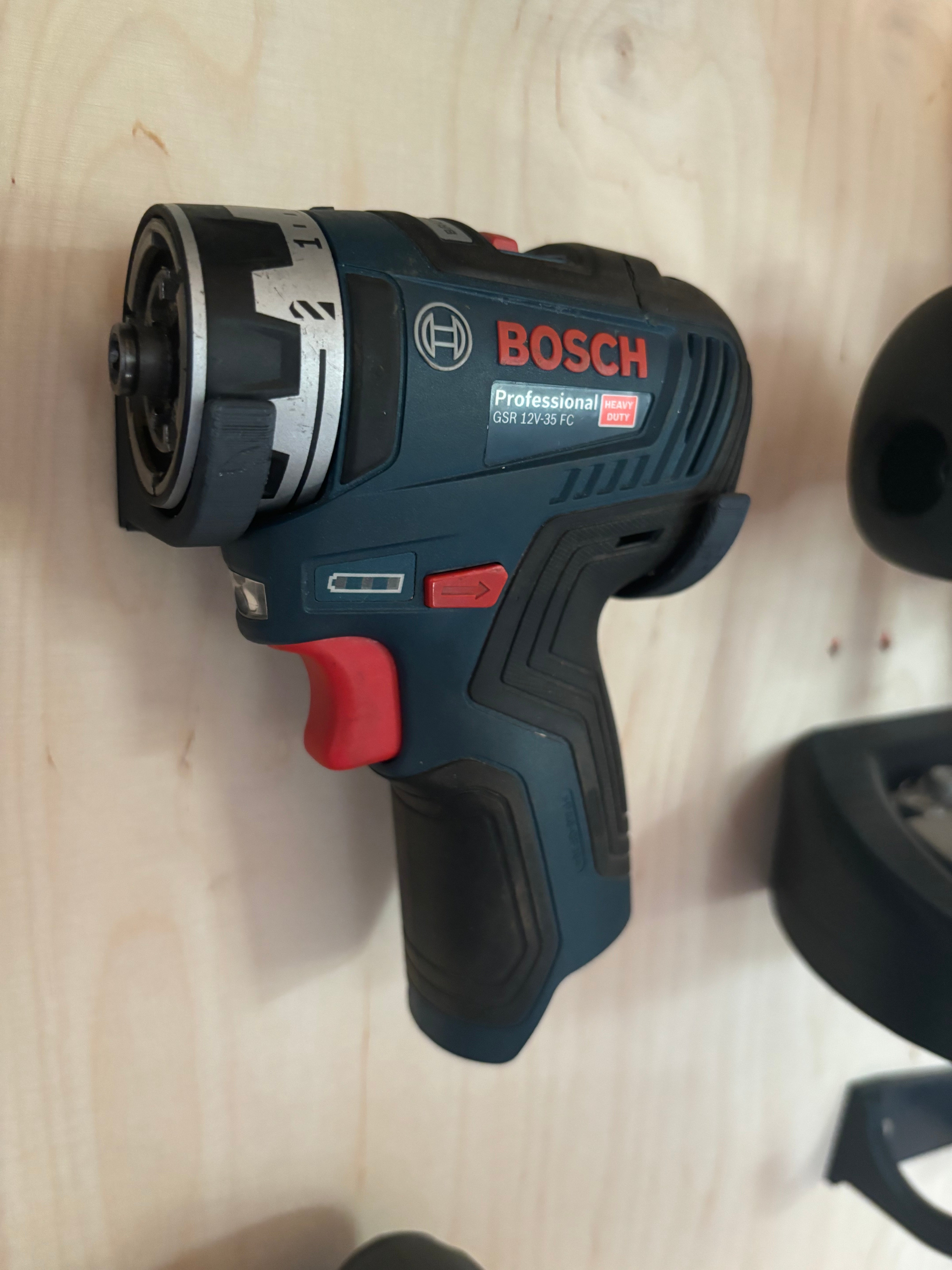 Bosch 12V Montaggio a Muro per Batterie e Attrezzi