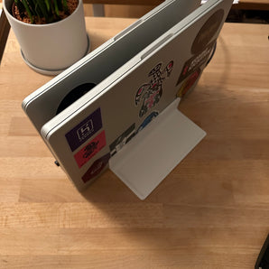 Doppio supporto da scrivania per MacBook Pro (14") con vassoio