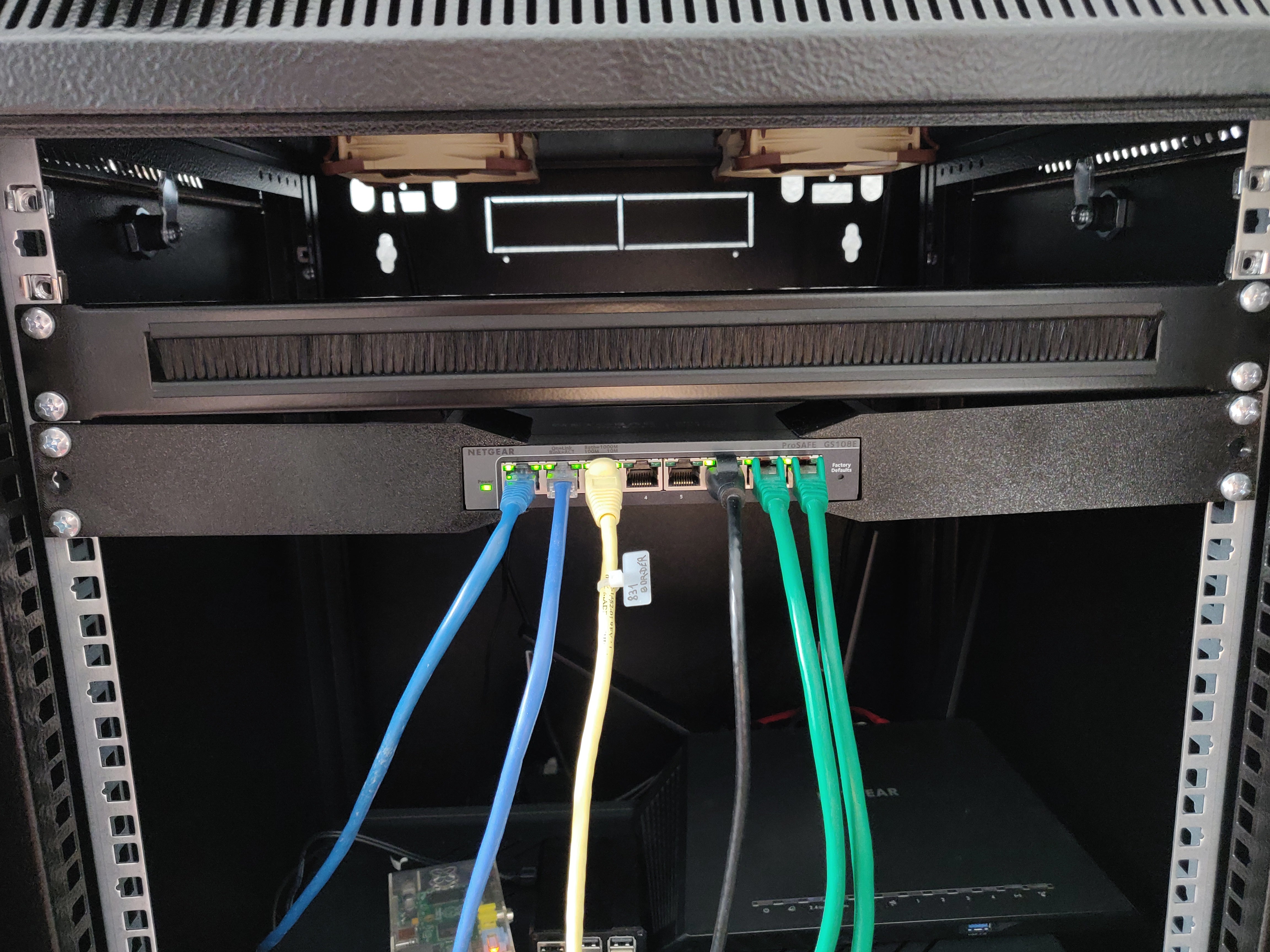 Switch Netgear GS108E da montare su rack