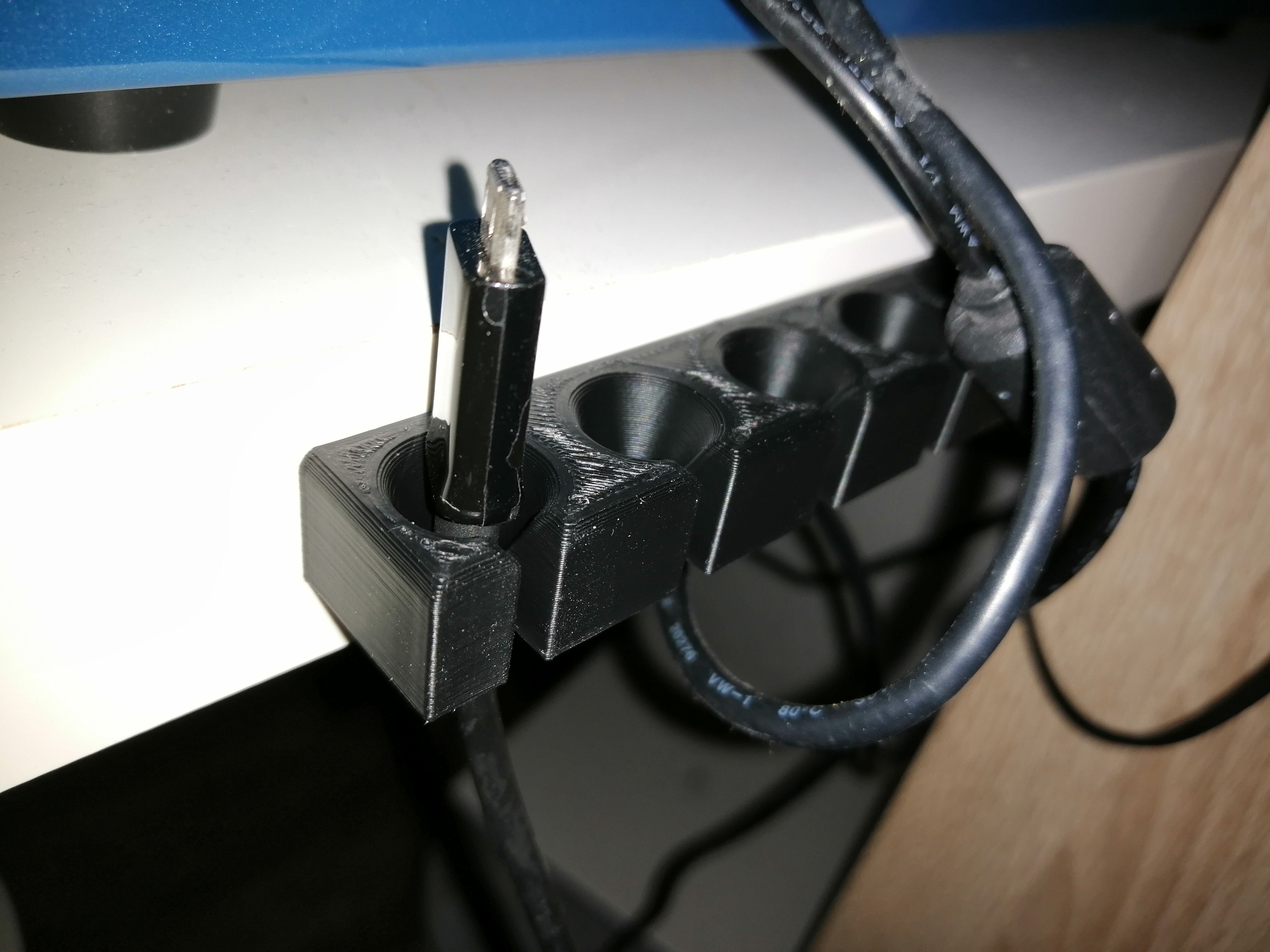Supporto per cavi USB per organizzare i cavi