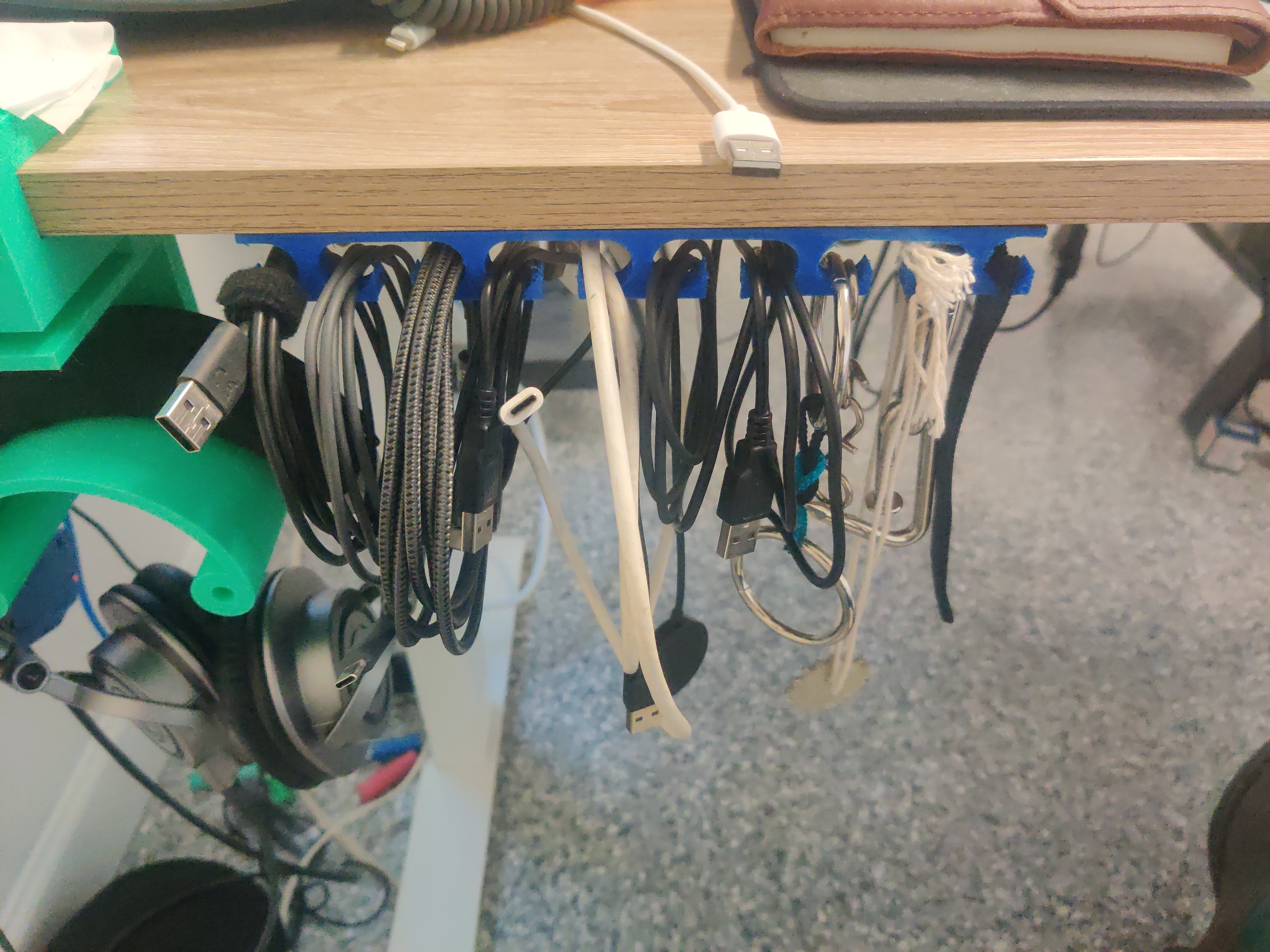 Organizzatore di cavi USB per la scrivania