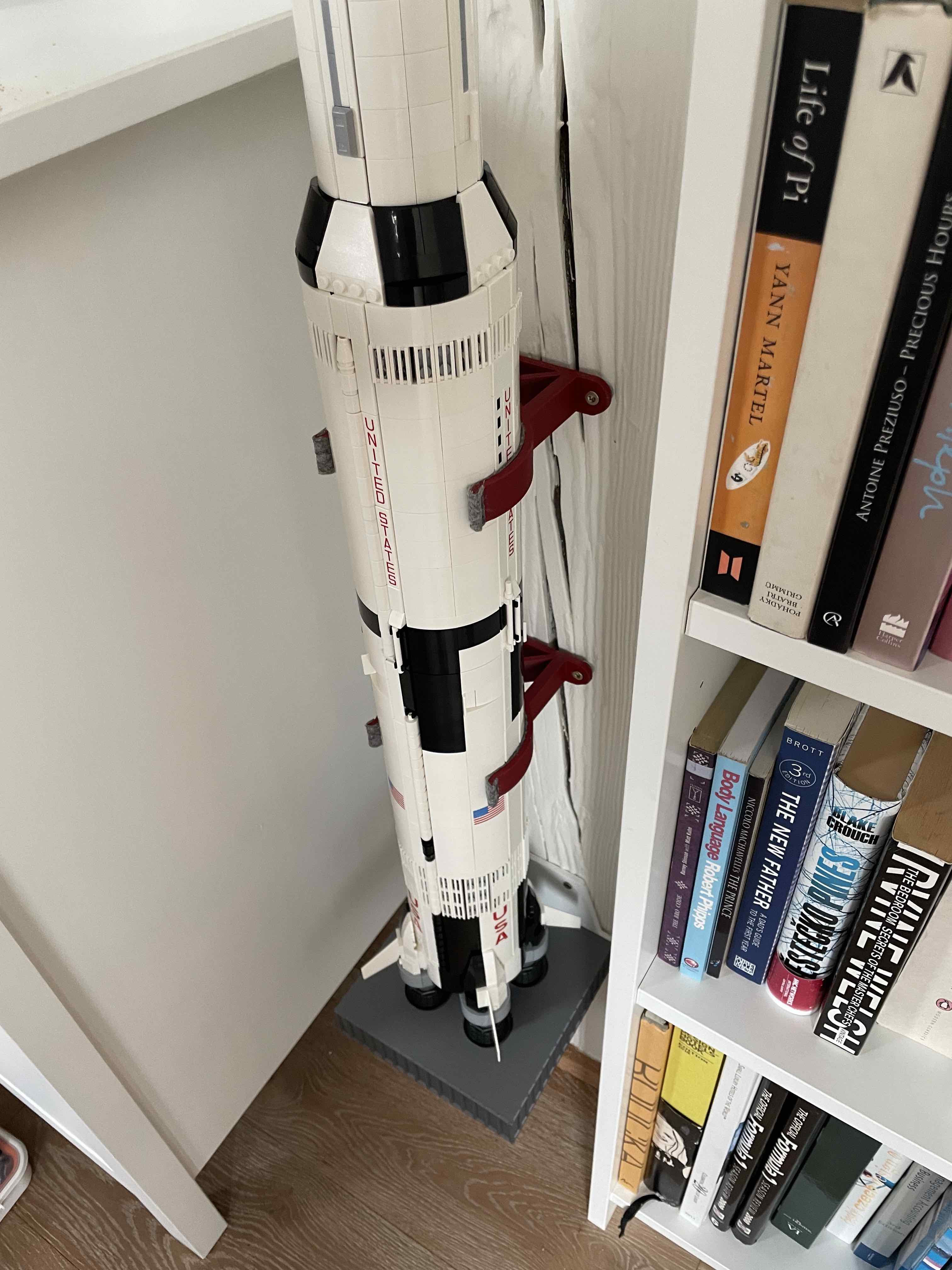 Supporto a parete verticale per Lego Saturn V