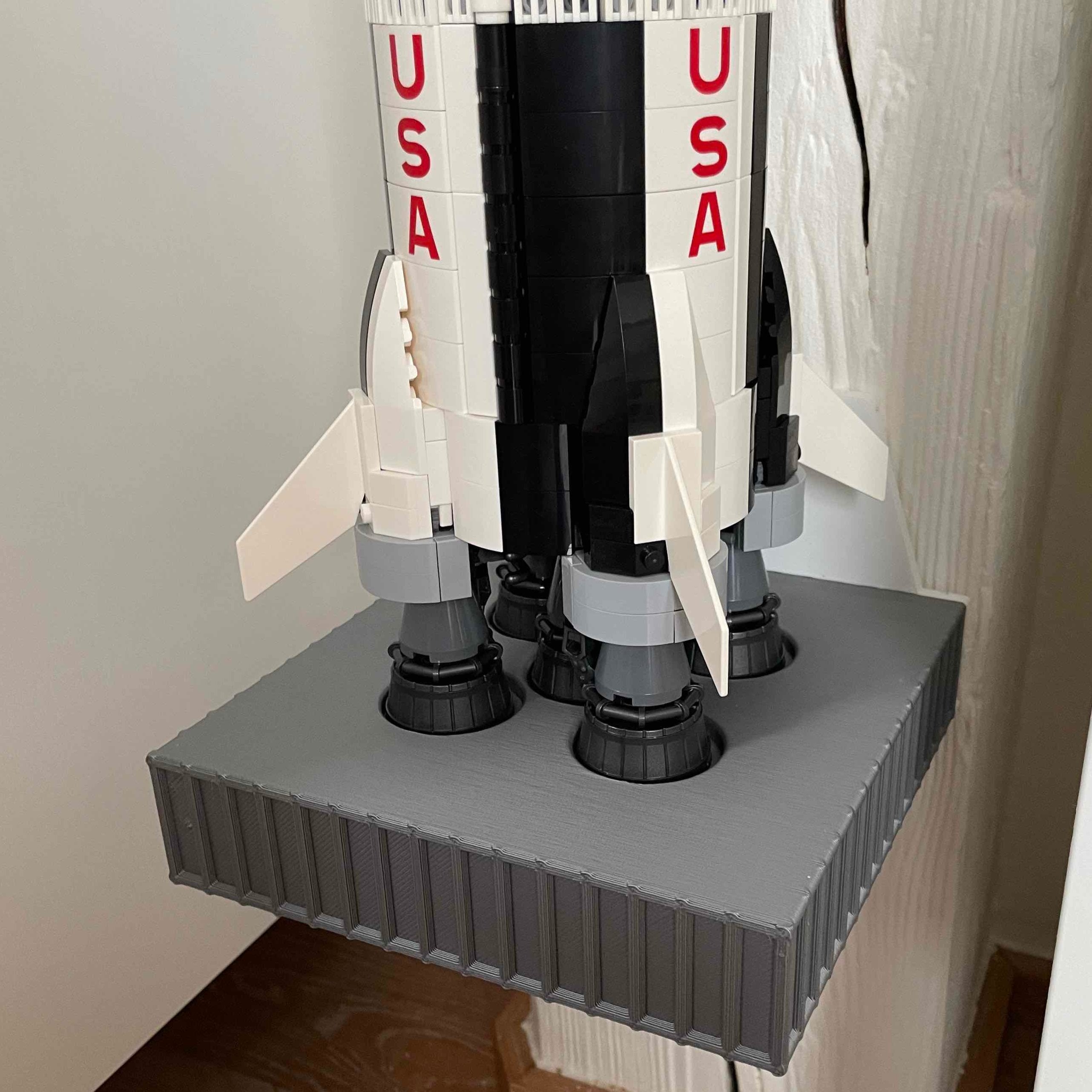 Supporto a parete verticale per Lego Saturn V