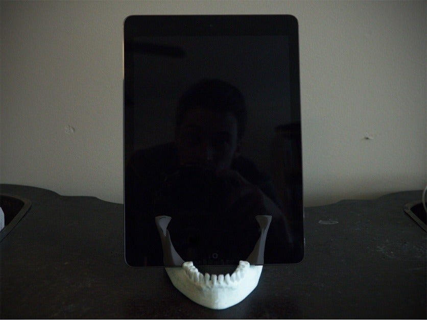 Jaw iPad Stand: modello di mascella umana e supporto per iPad