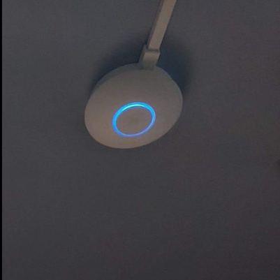 Staffa di montaggio a parete e a soffitto per Ubiquiti Unifi ac lite con inserto passacavi in PVC da 15/17 mm