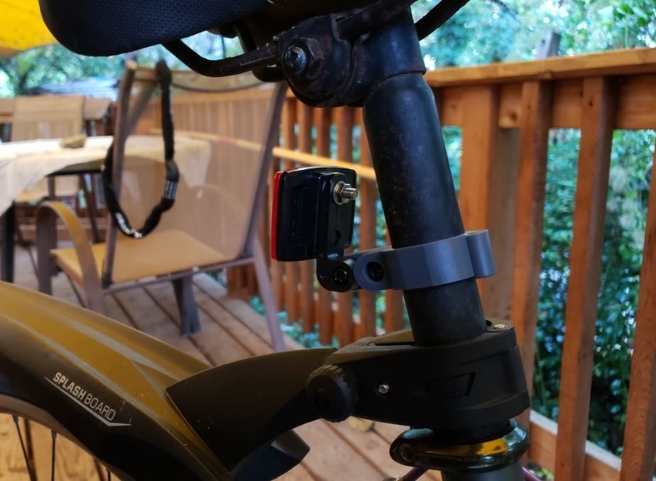 Staffa di fissaggio per riflettore per telaio di bicicletta per tubi da 25 mm e 27 mm