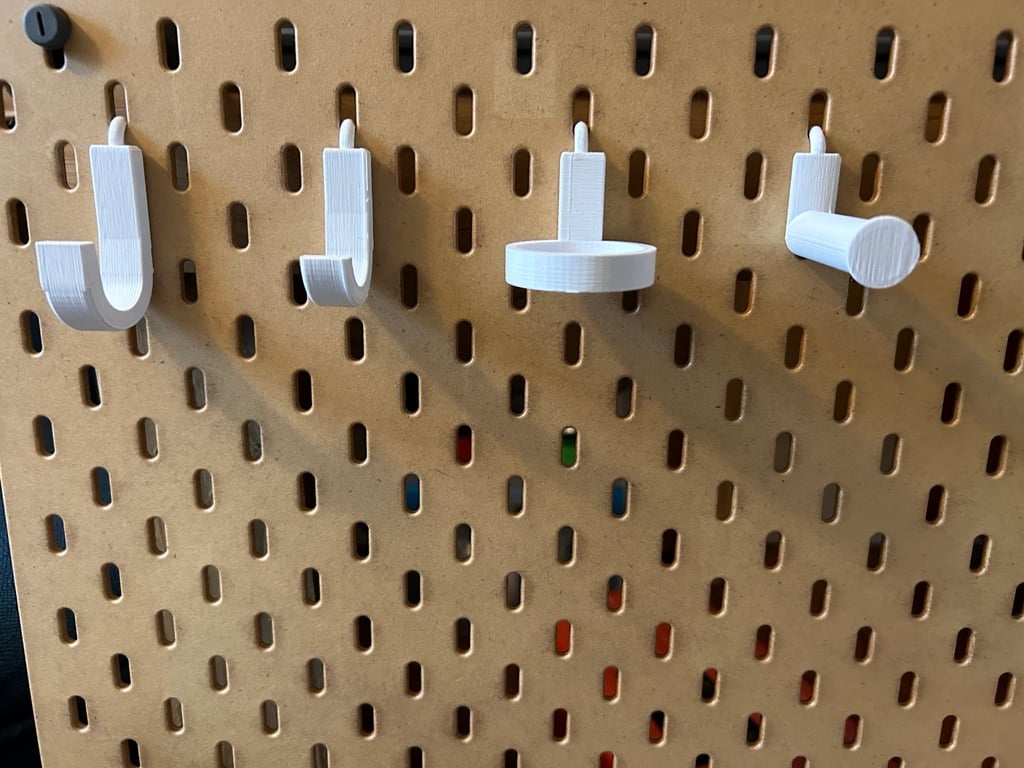 Ganci personalizzati per la lavagna a pioli IKEA SKÅDIS