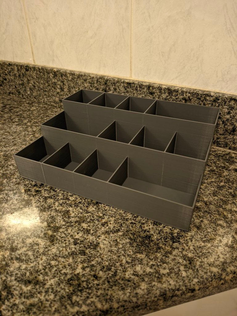 Organizzatore per il bagno con opzioni di design simmetrico e asimmetrico