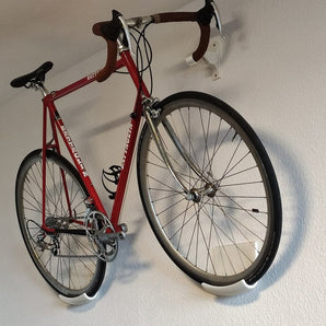 Elegante montaggio a parete per bici da corsa