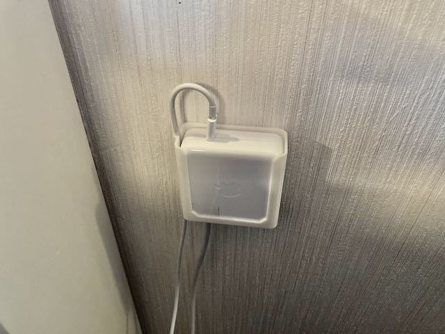 Supporto da parete per caricabatterie USB-C per MacBook
