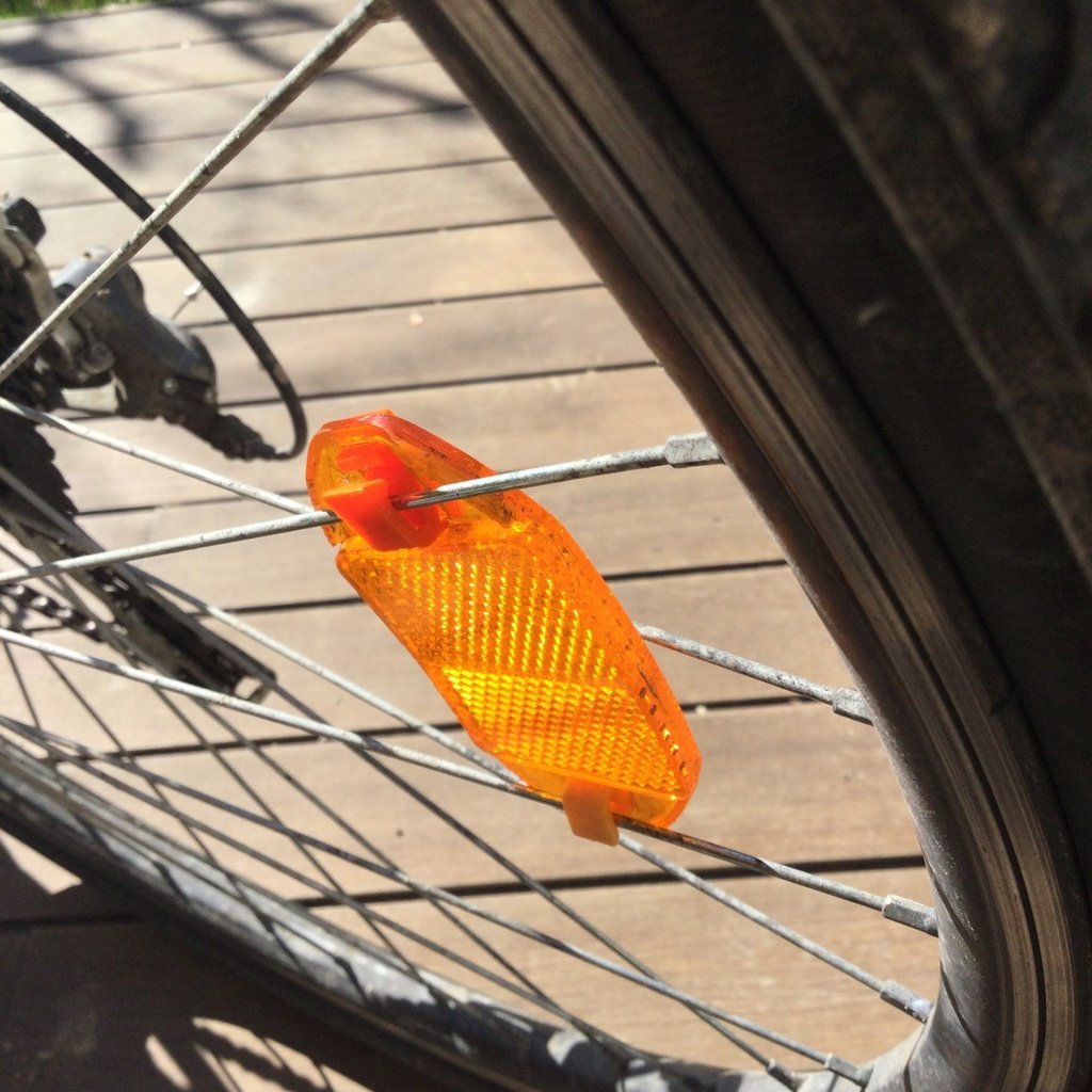 Clip di supporto per riflettore per raggi di ruota di bicicletta