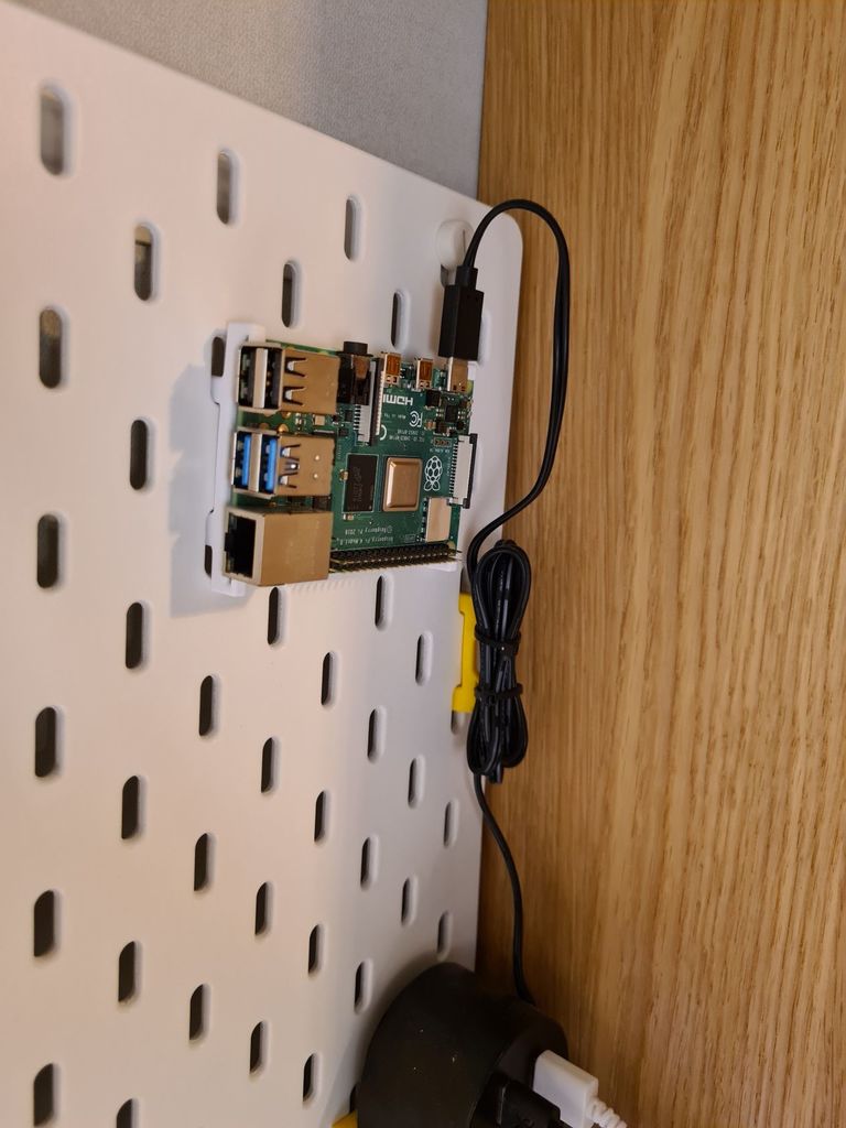 Supporto IKEA Skådis per Raspberry Pi 4 con clip per cavi