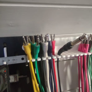 Supporto per cavi Eurorack di Skadis