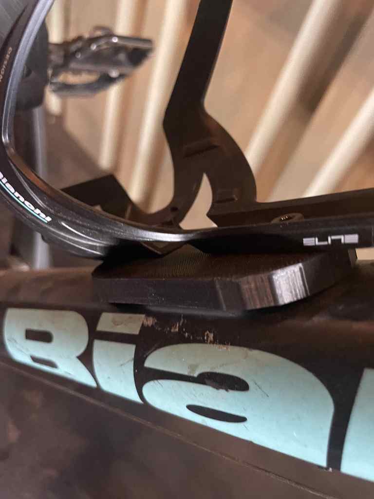 Staffa portabottiglie nascosta nelle piastrelle per bicicletta