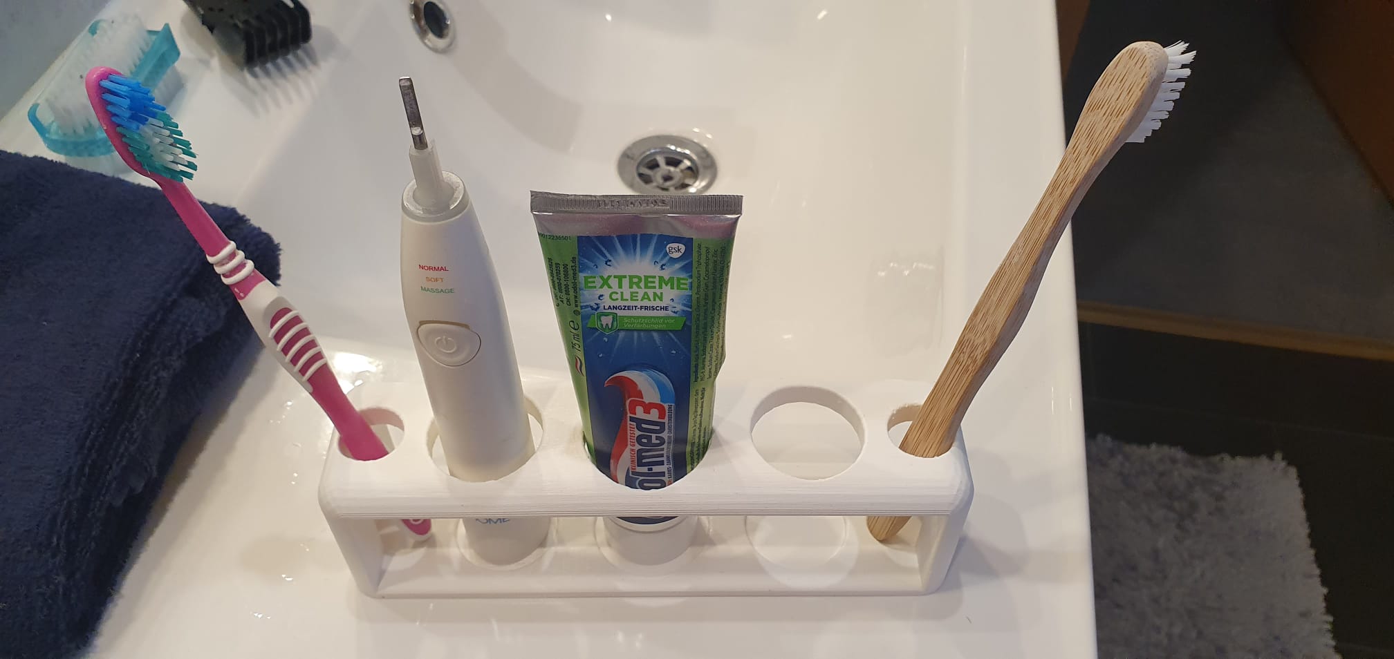 Porta spazzolino per 2 spazzolini normali e 2 elettrici con spazio per il dentifricio