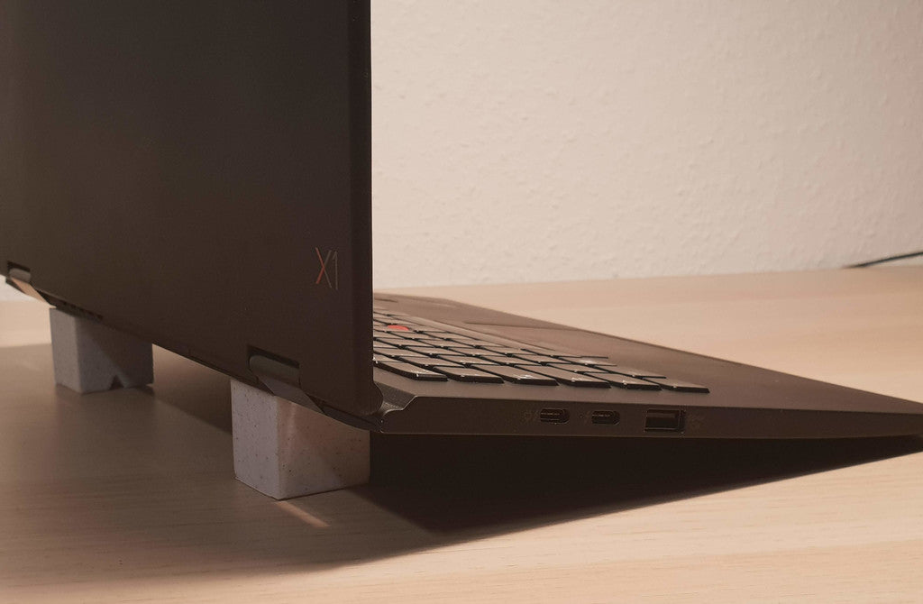 Semplice supporto per laptop con flusso d'aria
