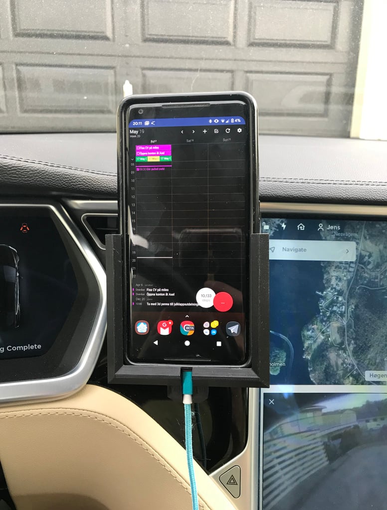 Supporto per telefono con attacco CA per Pixel 2 XL con protezione antiurto Rhinoshield in una Tesla Model S
