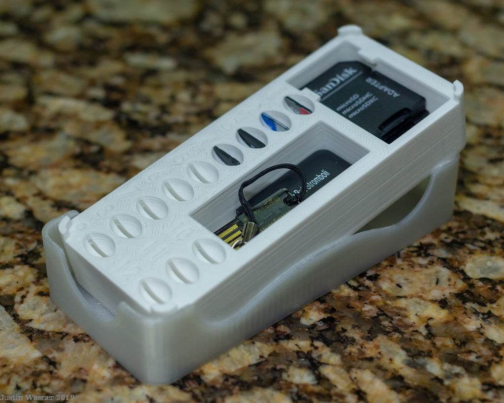 Porta schede SD e Micro SD con piccolo vano portaoggetti