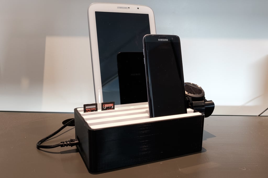 Tablet, telefono, smartwatch, supporto per scheda SD e caricatore USB