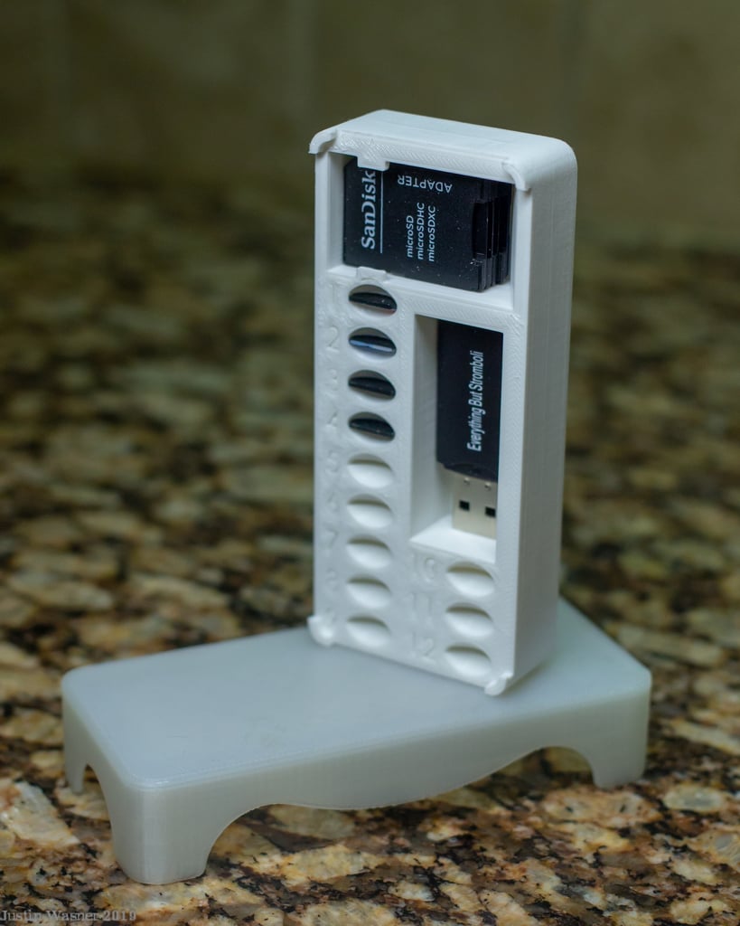 Porta schede SD e Micro SD con piccolo vano portaoggetti