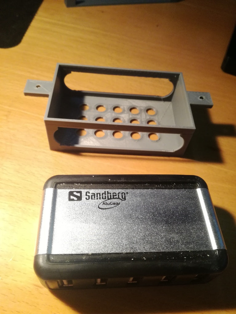 Hub USB Sanberg per montaggio a parete e su scrivania