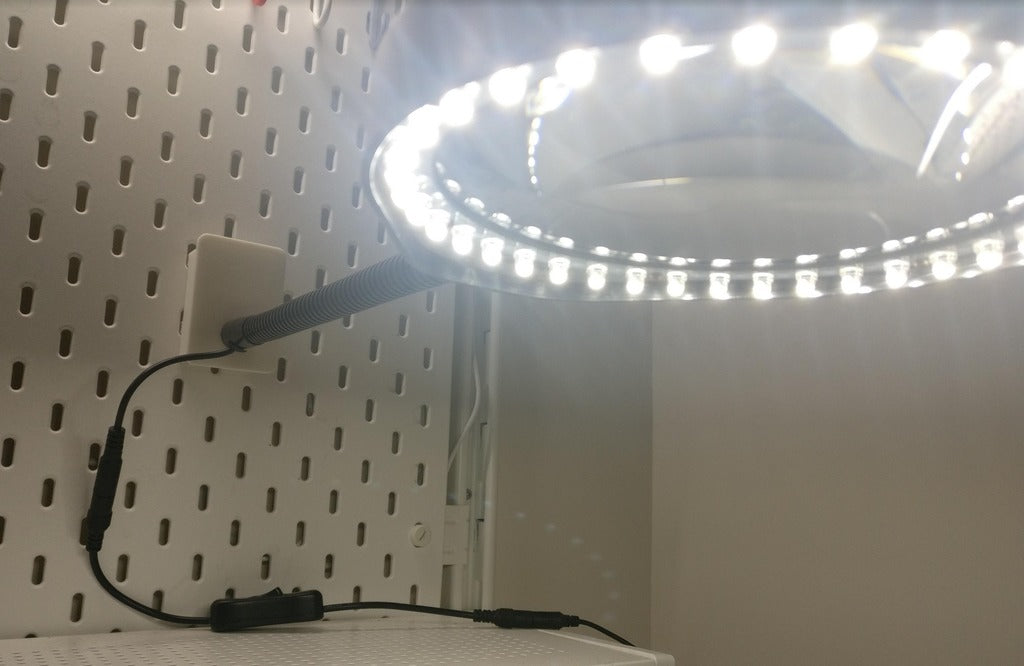 Portalampada LED con lente d&#39;ingrandimento per IKEA Skadis Pegboard