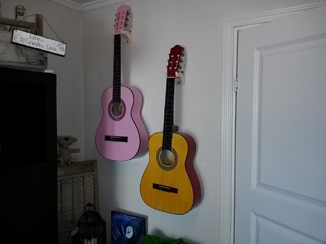Supporti da parete per chitarra con ripiano per plettri