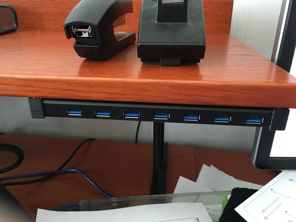 Staffa per hub USB Deltaco per il montaggio sotto la scrivania