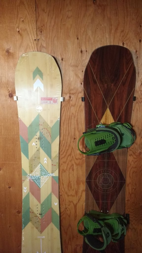 Montaggio a parete per snowboard e wakeboard