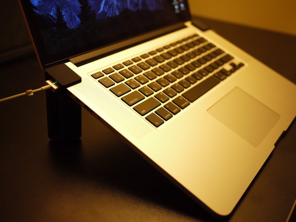 Supporto per MacBook Pro Retina 15&quot; semplice e leggero con connessione via cavo