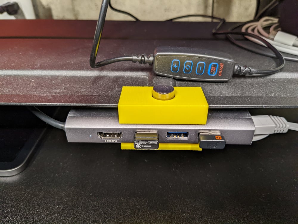 Clip rialzata per hub USB-C Anker Premium con magnete
