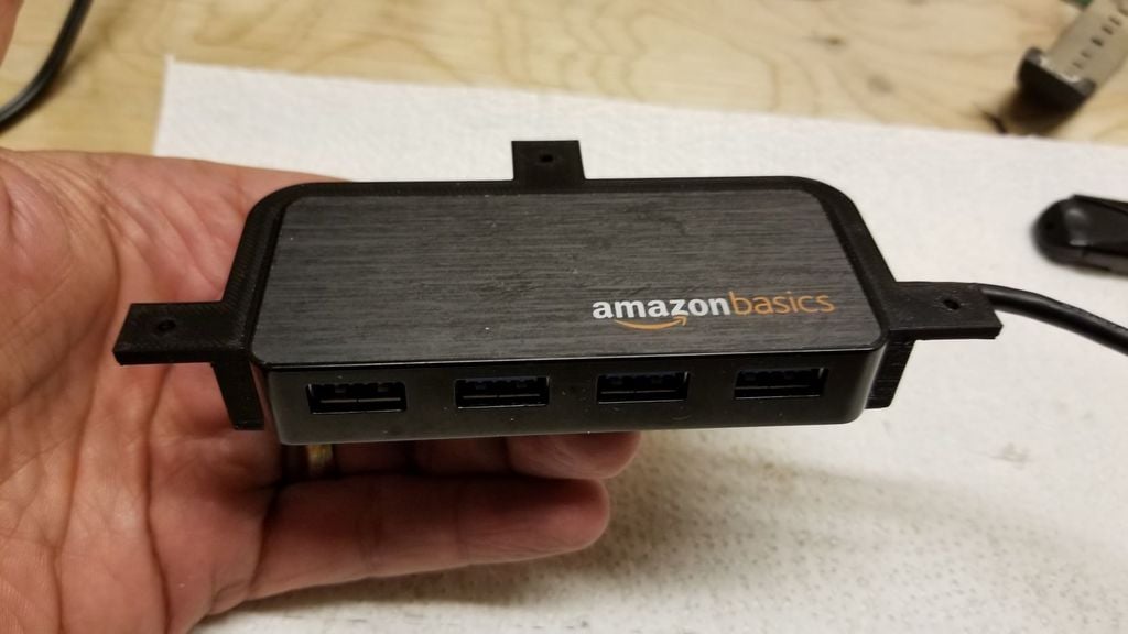 Montaggio sotto la scrivania per mini hub USB AmazonBasics a 4 porte