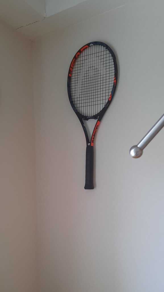 Supporto a muro per racchetta da tennis