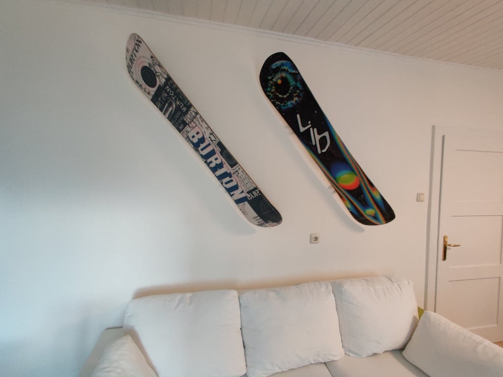 Semplice supporto per snowboard a parete