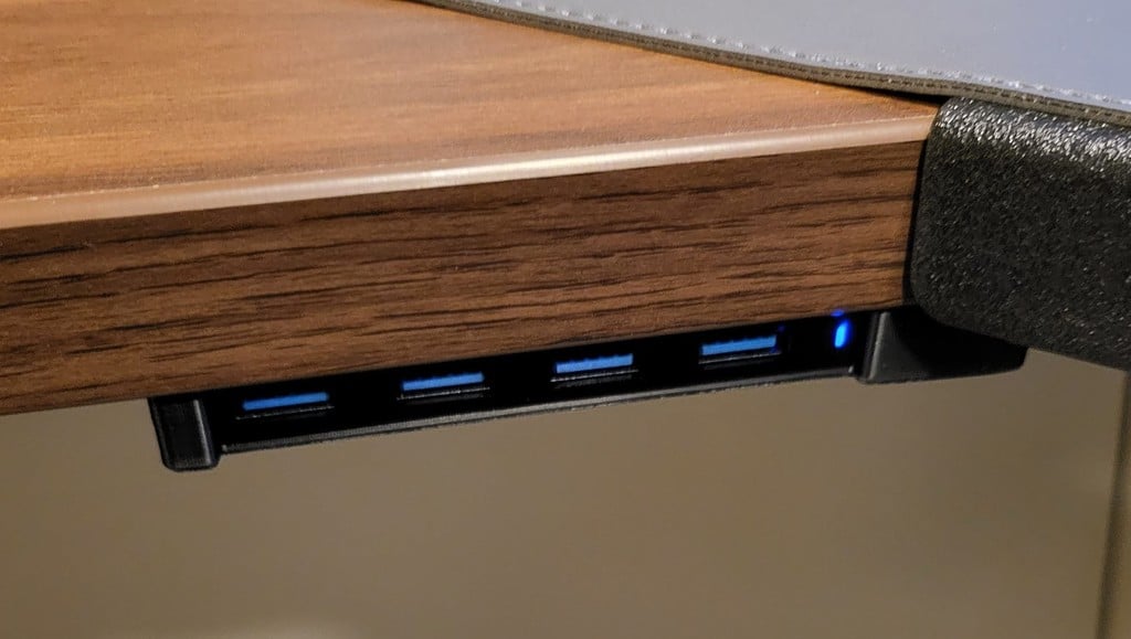 Supporto per montaggio sotto scrivania sottile per hub USB Anker a 4 porte