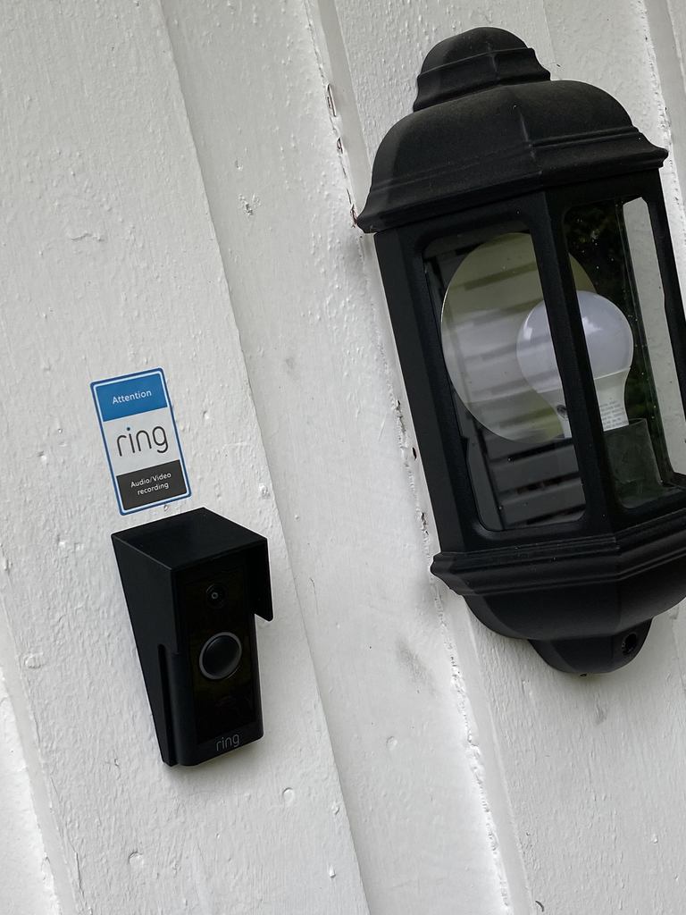 Staffa da parete inclinata per Ring Video Doorbell con protezione antiriflesso