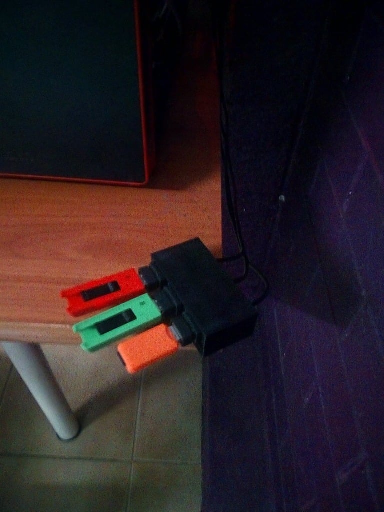 Portacavo da parete per prolunghe USB