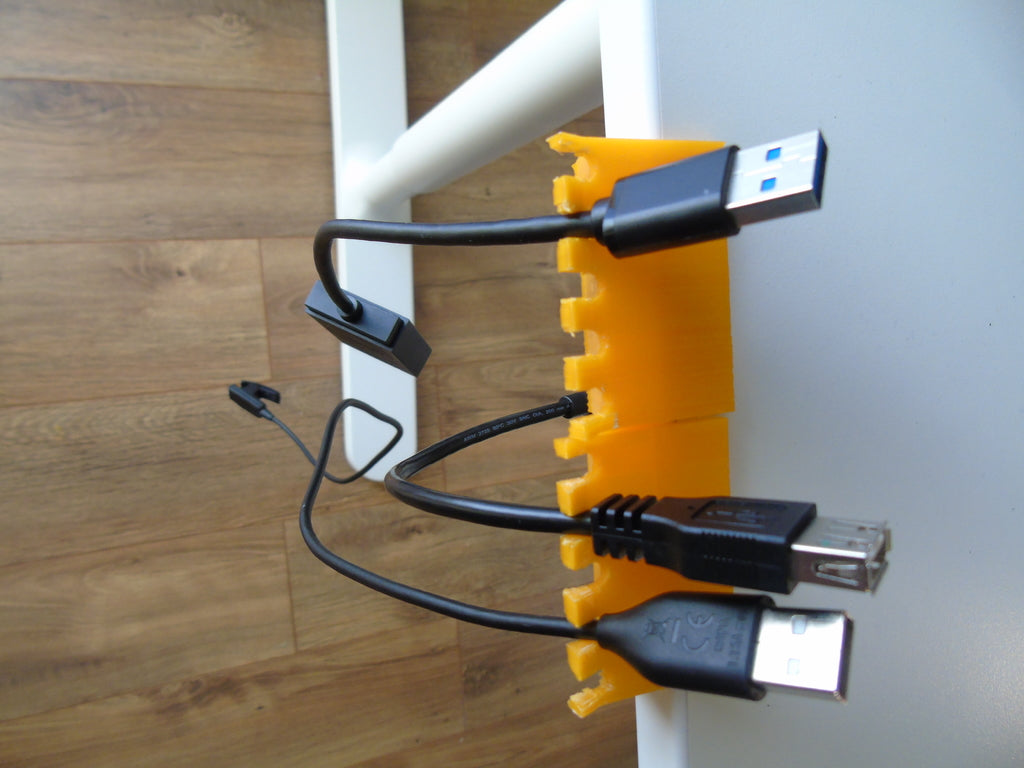 Supporto USB per tavolo Bekant di Ikea