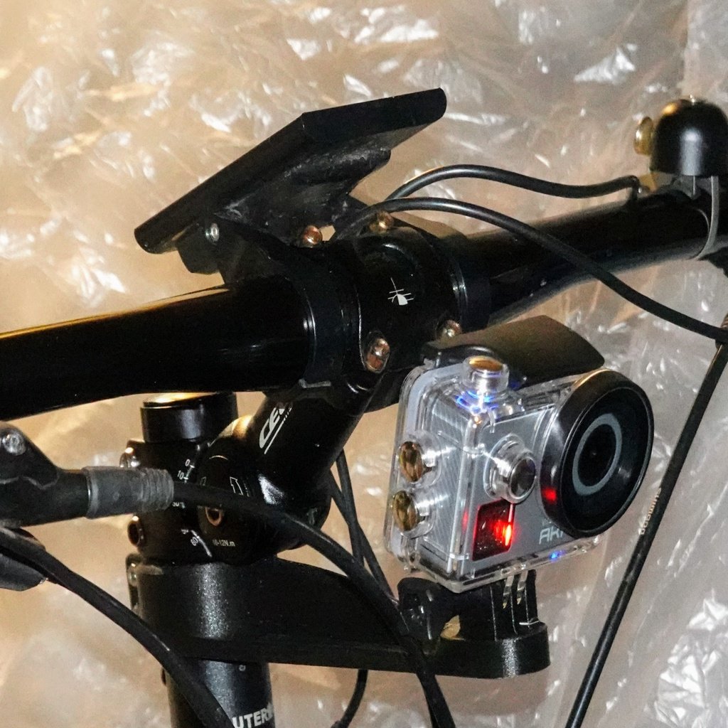 Staffa di montaggio per telecamera sportiva per attacco manubrio della bicicletta